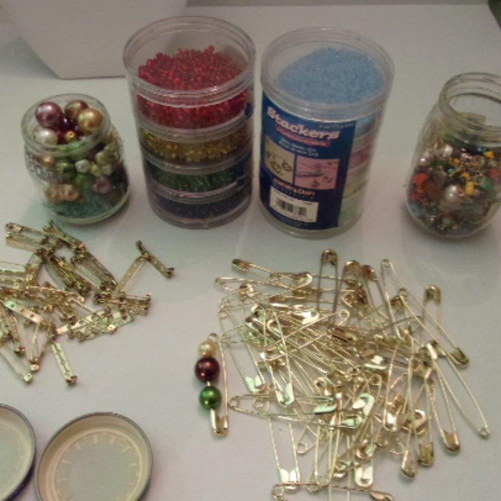 HUNDREDS OF BEEDS, JEWELRY MAKING SUPPLYS. V20